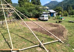 酷暑の中、ステージも建ててくれてます